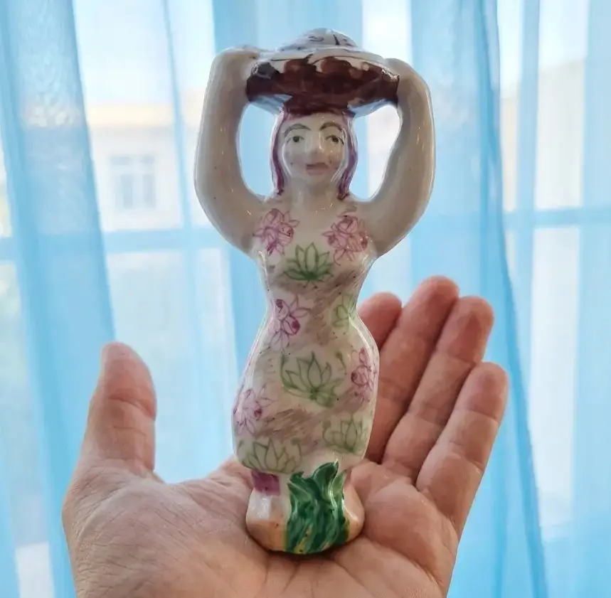Figura de pescadera de Sargadelos – piel celta y cuperosis en Galicia